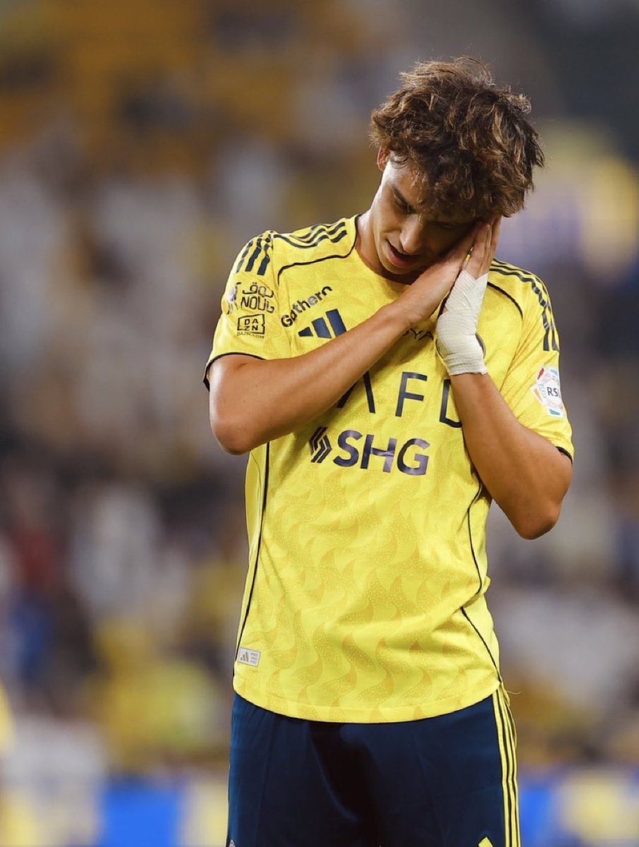 #النصر_الفتح
الهدف الثالث للنصر جواو فيليكس 
تشعر يلعب مع أولاده 😎😂👏👏👏💛💙
أنت وينك من زمان 😍