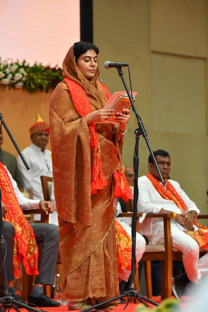 Crushed tissue silk saree looks tacky for such occasions, she could have gone for a better saree.
