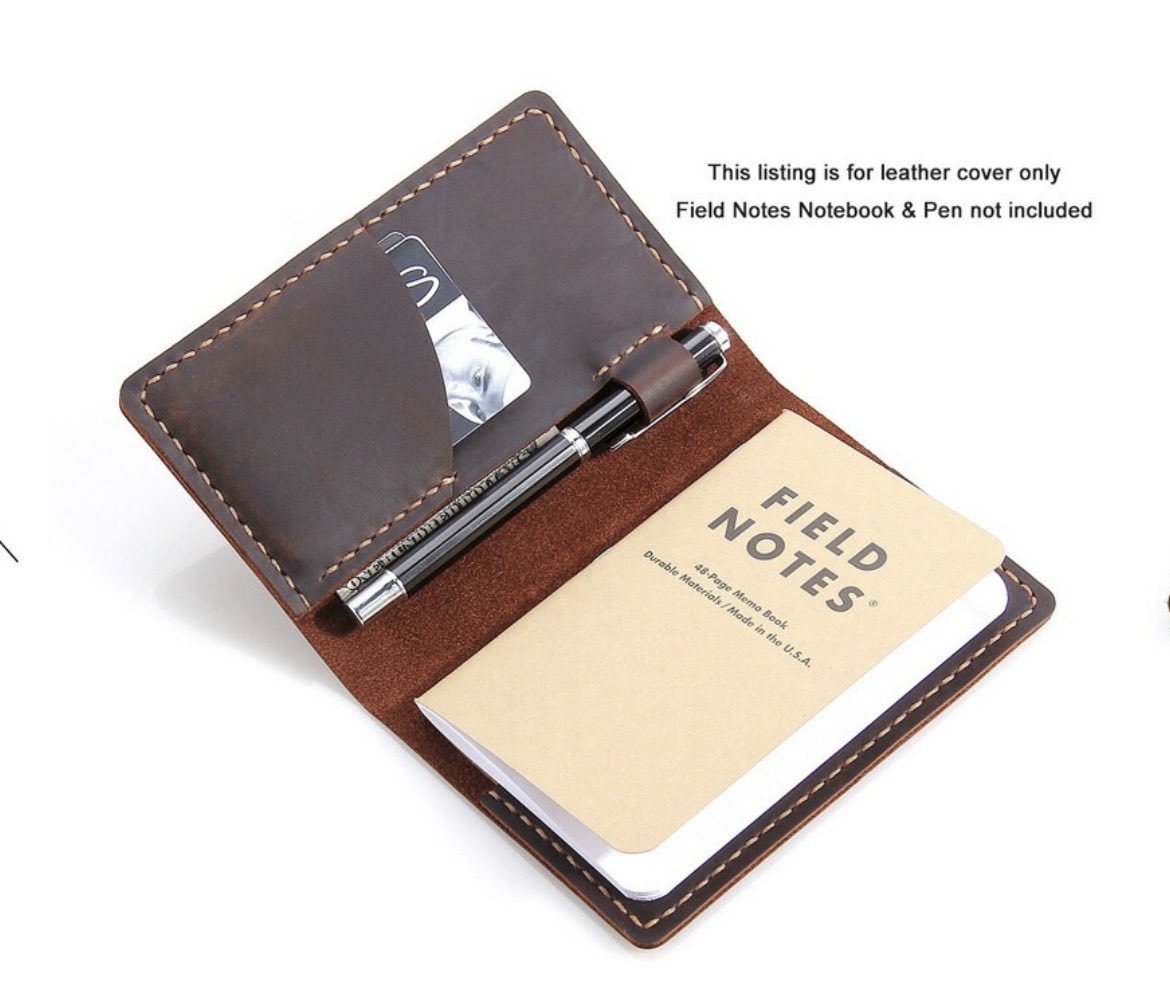 gekikarasyacho's tweet image. 米国のメーカーが展開するfieldnotesってカッコいいよね。日本での正規取り扱いはないのかな？海外通販で売ってはいるけど高くて手が出ない。革カバーもワイルドで好き。
#fieldnotes #pocketnotebook
#トラベラーズノート
#travelersnotebook