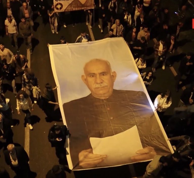 “Analar ağlamasın” diye başlatılan süreci
binlerce şehit ailesinin gözyaşına dönüştürdünüz.

Evlatlarının intikamını bekleyen şehit ailelerinin gözleri önünde, o evlatların katilinin posterini açtırıp sloganını attırdınız. Tarih sizi affetmeyecek!