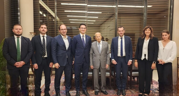 استقبل الرئيس السابق العماد #ميشال_عون في دارته في الرابية وفدًا من الاتحاد الأوروبي ضمّ عددًا من النواب والمستشارين البرلمانيين إلى جانب ممثلين عن مؤسسة SOS Chrétiens d’Orient لقاءٌ تناول سبل التعاون والتواصل بين لبنان وأوروبا في ظل التحديات الراهنة