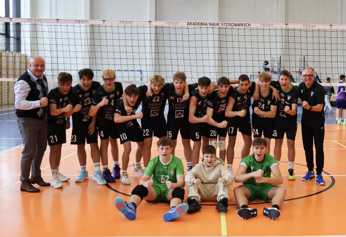 KPSChelmiec's tweet photo. Pięć meczów — pięć zwycięstw!
KPS Chełmiec nie zatrzymuje się ani na moment. Połowa weekendu i kolejne komplety punktów w naszych barwach. Praca procentuje, pasja niesie. Zajawka na siatkówkę w @WalbrzychMM wciąż kipi 🏐

#ChełmiecToMy https://t.co/13BQ8T2vQF
