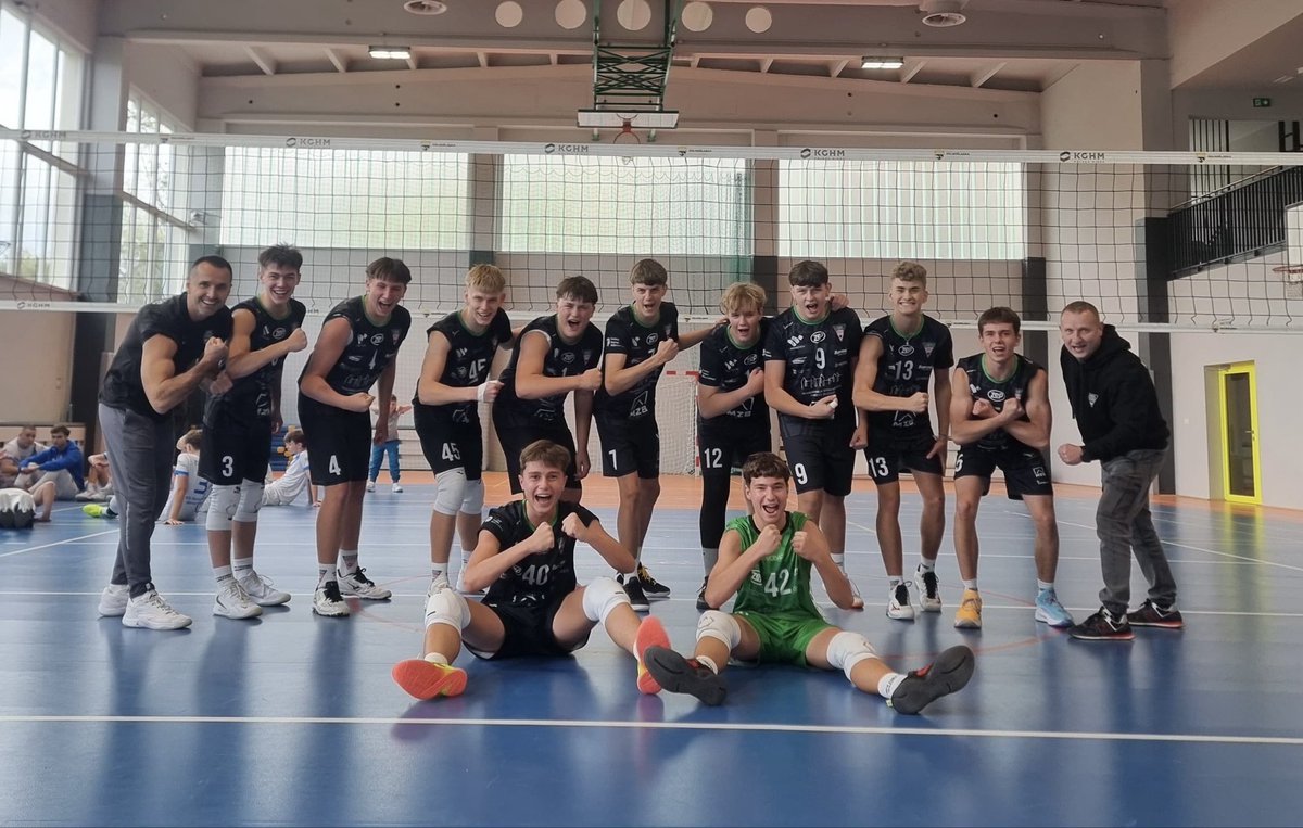 KPSChelmiec's tweet photo. Pięć meczów — pięć zwycięstw!
KPS Chełmiec nie zatrzymuje się ani na moment. Połowa weekendu i kolejne komplety punktów w naszych barwach. Praca procentuje, pasja niesie. Zajawka na siatkówkę w @WalbrzychMM wciąż kipi 🏐

#ChełmiecToMy https://t.co/13BQ8T2vQF