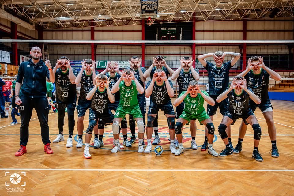 KPSChelmiec's tweet photo. Pięć meczów — pięć zwycięstw!
KPS Chełmiec nie zatrzymuje się ani na moment. Połowa weekendu i kolejne komplety punktów w naszych barwach. Praca procentuje, pasja niesie. Zajawka na siatkówkę w @WalbrzychMM wciąż kipi 🏐

#ChełmiecToMy https://t.co/13BQ8T2vQF