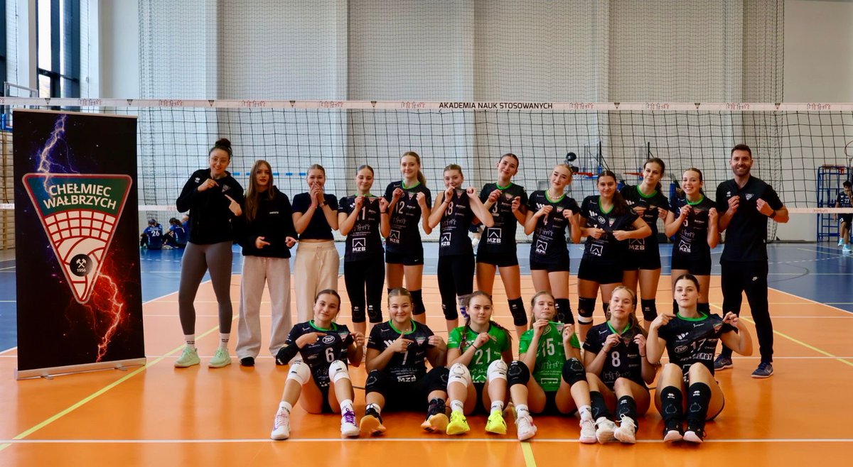 KPSChelmiec's tweet photo. Pięć meczów — pięć zwycięstw!
KPS Chełmiec nie zatrzymuje się ani na moment. Połowa weekendu i kolejne komplety punktów w naszych barwach. Praca procentuje, pasja niesie. Zajawka na siatkówkę w @WalbrzychMM wciąż kipi 🏐

#ChełmiecToMy https://t.co/13BQ8T2vQF