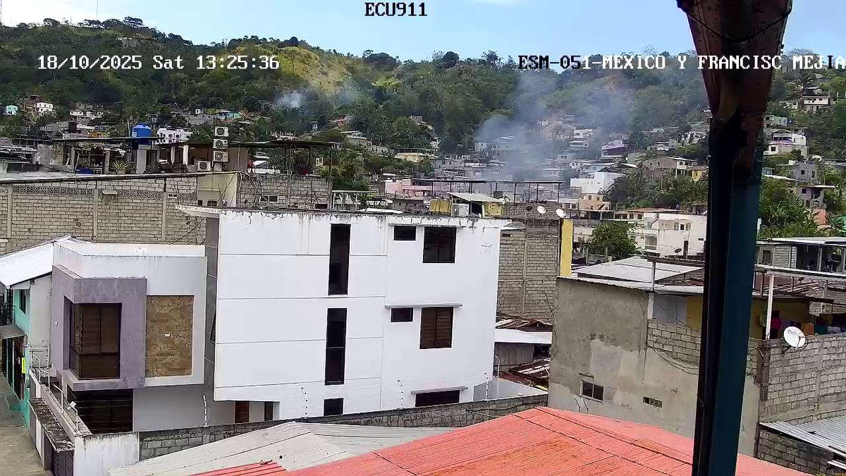 📍#Esmeraldas l Desde el sistema de #VideovigilanciaECU911 captamos imágenes de un incendio forestal, en las calles El Oro y Galápagos, en la ciudad de Esmeraldas.

Mediante la cordinación desde la Central de Emergencias <a href="/ECU911_/">ECU 911</a>
se moviliza una autobomba de #BomberosEsmeraldas
