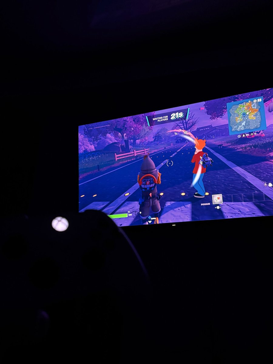 alexandroff_h's tweet image. Late night Fortnite with the client :D