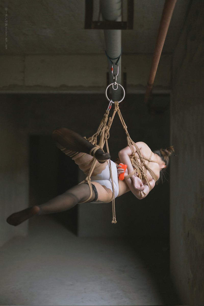 思及此不过寥寥数语，念自身不过皮相骨肉。
鹞子翻身↗～↘～↗
被缚:（me）<a href="/guiyuntaizi/">归云</a>  
摄像:<a href="/RZT0571/">一双人字拖</a> 
绳缚:<a href="/kungongshiwu/">十五</a> 
同游:<a href="/zhi_de15476/">凩祉祉（约拍可私信）</a>,<a href="/XINMIAO__/">馨喵🐈</a>