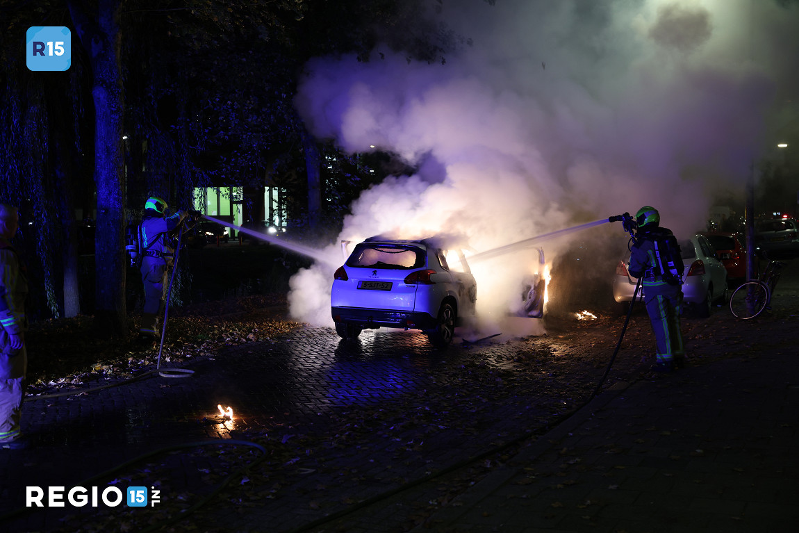 Auto in brand op de Noordpolderkade in Den Haag