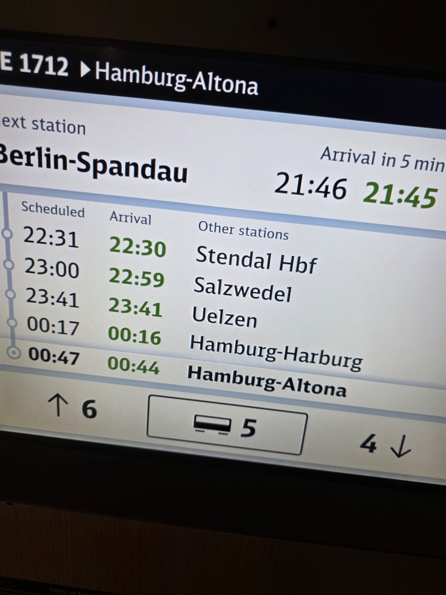 leobos123's tweet photo. Alles voller betrunkener Hamburg Fans hier 😂😂 vielleicht hätt ich nen anderen Zug nehmen sollen😂 https://t.co/MCpTSp1C3U