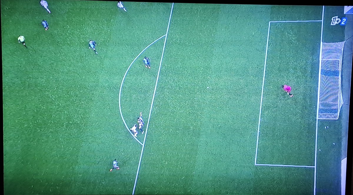 NastyTom_'s tweet photo. ⚠️ Et donc apparemment, dans le règlement désormais, une main involontaire en dehors de la surface, c'est carton rouge + penalty.🤯

VAR MERDA ! 🤬 https://t.co/sxbSMxCPon