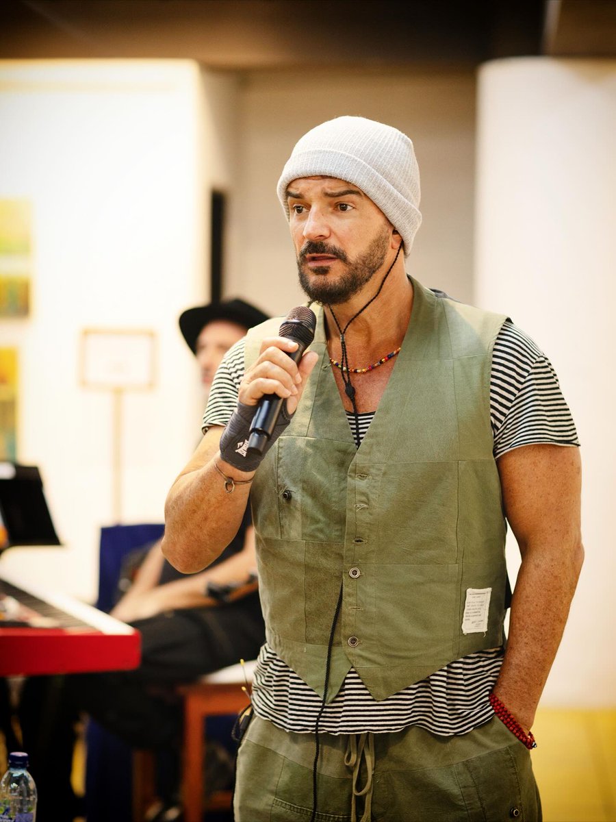 Apostar a la música, a la nota que duele, al verso que dice, y al trampolín infinito que te lanza a lo imposible en caída libre con destino a lo desconocido. Así se vive, así se goza. Meses enormes de preparación, para estar listos desde el primer día,  a cambiarlo todo y a