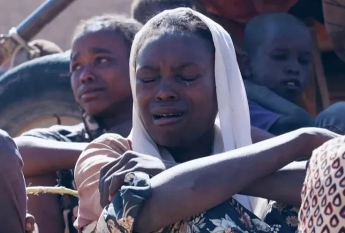 انقذوا أهل الفاشر في السودان، هم  تحت حصار شديد خانق منذ 700 يوماً، حياتهم مهددة بسبب  نُدرة الطعام والشرب، الفيديوهات القادمة من هناك مؤسفة للغاية، تقشعر لها الأبدان، تحركوا لنجدتهم وانقاذهم، هم بشر يا ناس ، حماية أرواحهم مسؤولية كل مسلم ومسلمه، بل مسؤولية على عاتق كل بني آدم في