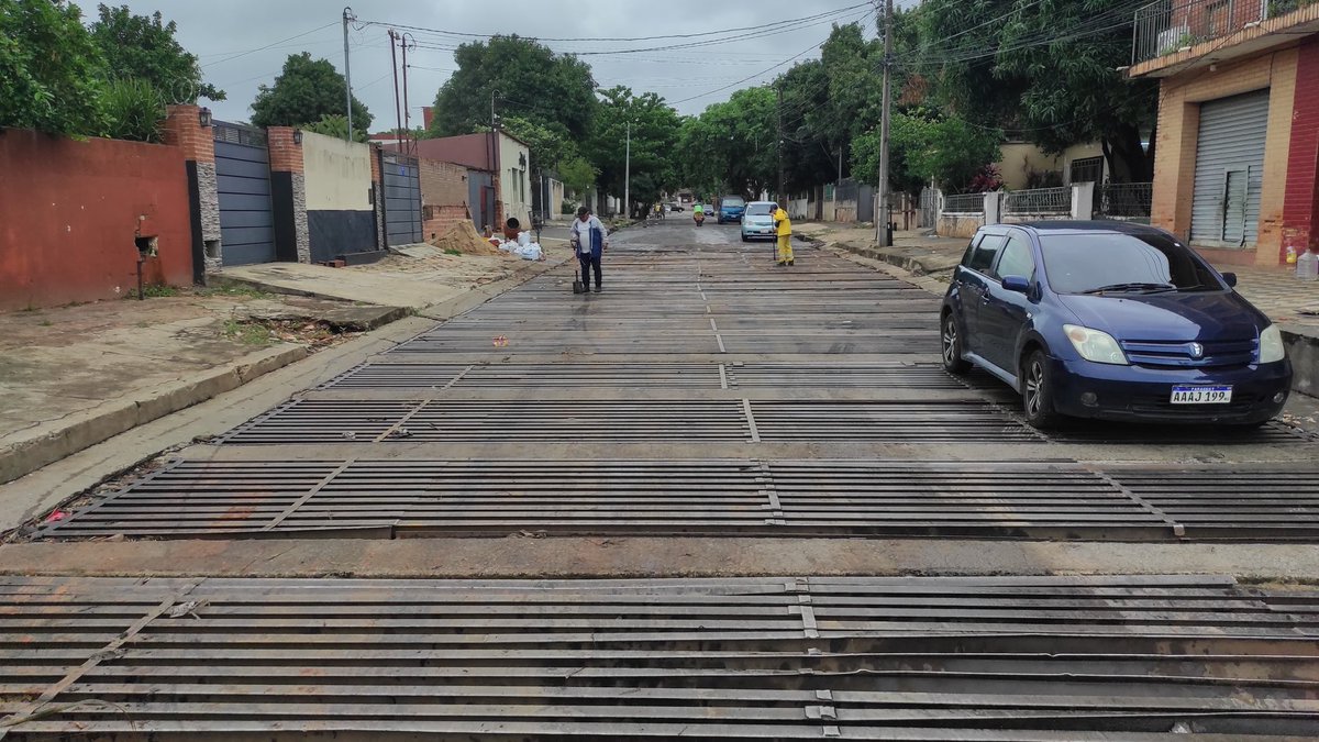 🌧️💪 Antes y después de las lluvias, nuestras cuadrillas trabajan en la limpieza de rejillas y bocas de tormenta para asegurar un buen drenaje del agua y evitar acumulaciones o inundaciones en las calles.

➡️Cada acción cuenta para una ciudad más limpia y segura.💧🧹🚛