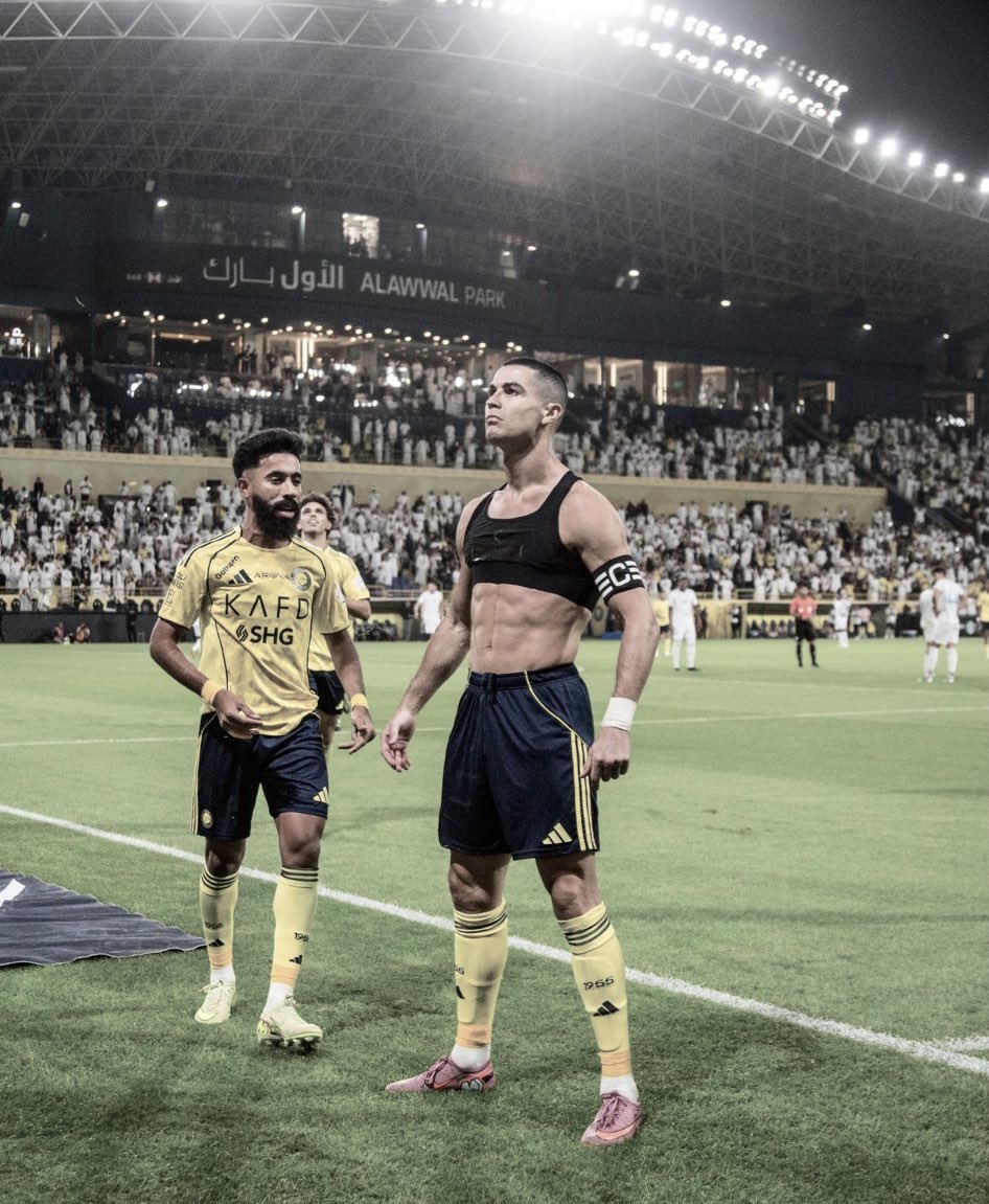 يمشي بثقةٍ كأنّ الأرضَ تعرفُهُ
ملكًا يسيرُ، وكلُّ المجدِ يتبَعُهُ