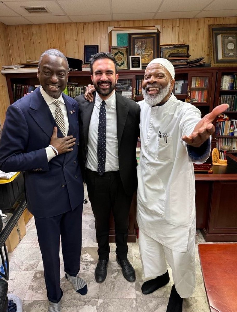 🚨 BREAKING: VP JD Vance calls out NYC mayoral candidate Zohran Mamdani for posing with Imam Siraj Wahhaj, an unindicted co-conspirator in the 1993 WTC bombing that killed 6. The photo, taken with Assemblyman Jumaane Williams, sparks outrage as Mamdani's DSA ties and