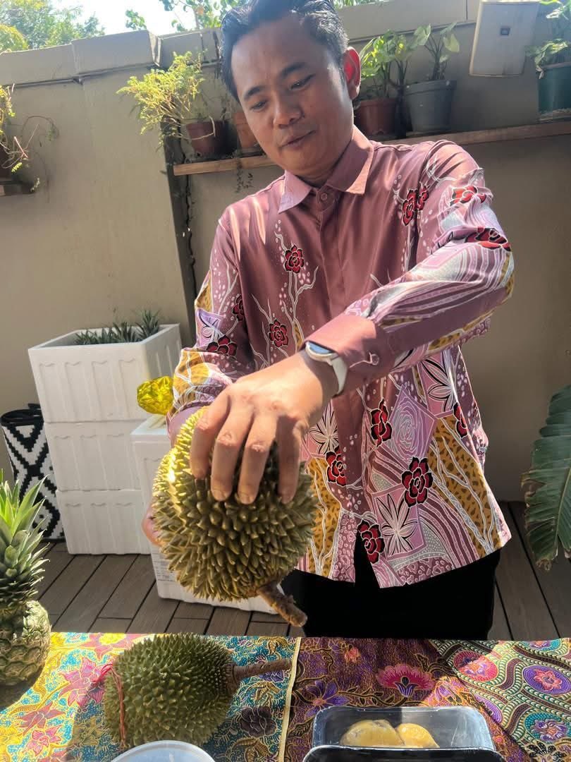 KingJayZim's tweet photo. As Chairman of @TeamFuloZim I’d like to say a massive thank you to Mr. Aniff Fauzi, Chargé d’Affaires of the Malaysian Embassy in Zimbabwe @MYEmbassyHarare , for the warm hospitality and flavour explosion at “A Taste of Malaysia ,Jom Makan” 🇲🇾🔥
Our #TeamFulo reps, Charmaine & Coretta, ate well and represented us beautifully!
They gave us feedback (no pun intended) for days! They told us about the Malaysian durian ("king of fruits") and its unique flavour raver . Their full review is in the @TeamFuloZim post below.
Now, Mr. Fauzi… we hope you’re sharpening those cooking skills, because we’re saving you a spot at the #AmbassadorsCookOffZW in April 2026 ,time to show us YOUR personal culinary skills while cooking up a Zimbabwean dish! See you then. 😎🇿🇼 #TeamFulo #CulturalCuisine #TasteOfMalaysia