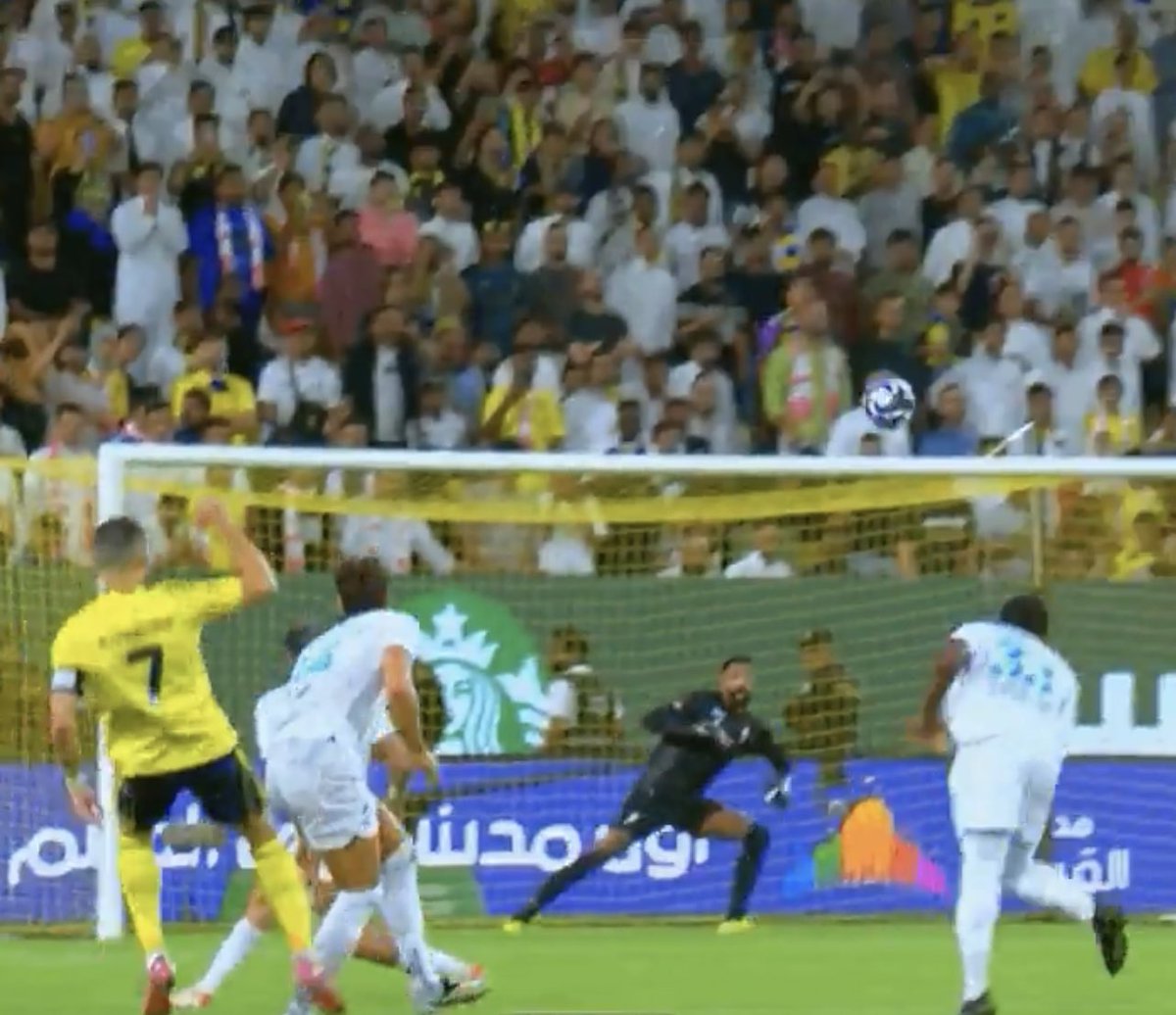 hullf's tweet photo. نفس الضربة نفس الاحتفالية نفس القصة 
يتغير العمر وتتغير الالوان ويبقى رونالدو ثابت القيم
THE GOAT https://t.co/OLjpEmYQ1g