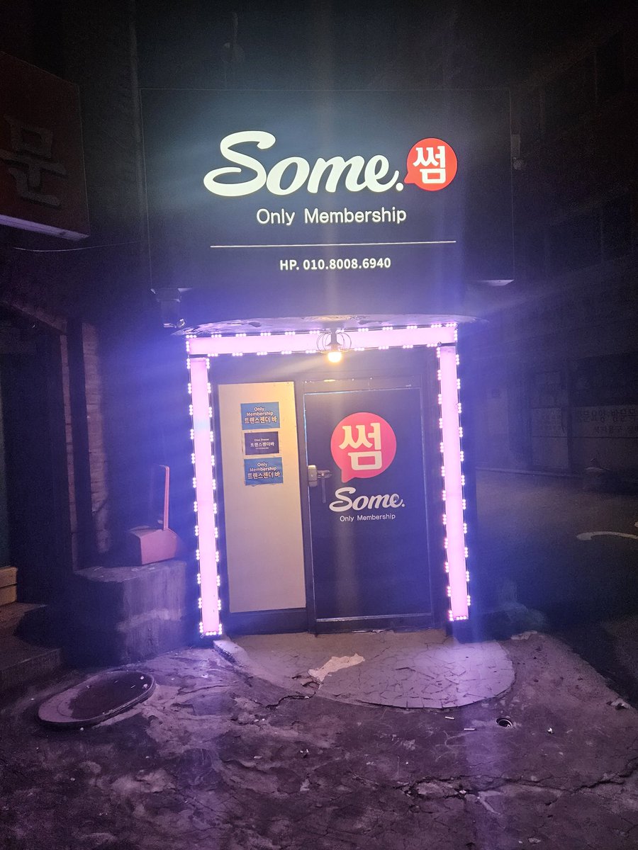 주말에 너무 핫해 🔥 
사람들 바글바글 여긴 가수들만 있나봐요?노래 넘 잘불러서 콘서트 보러 온줄알았어요