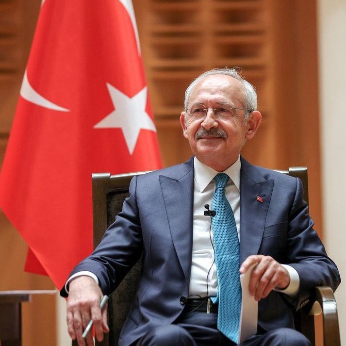 Kılıçdaroğlu’na güveniyorum, çünkü o koltuk için değil, Cumhuriyet için siyaset yaptı. Güveniyorum, çünkü şahsi çıkarı uğruna partiyi tehlikeye atacak hamlelerde bulunmadı. Güveniyorum, çünkü o, partiyi birilerinin şahsi servet veya makam aracı haline getirmedi. Devlet ADAMI ♥️