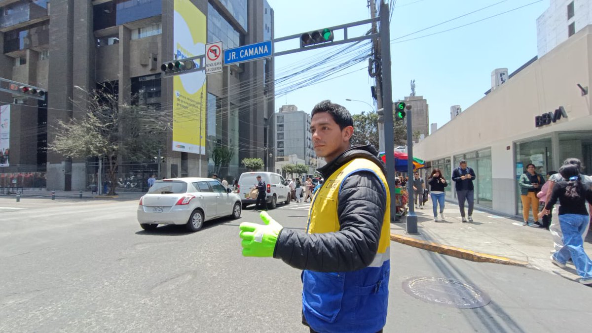 ¡Seguimos acompañando con energía y compromiso el recorrido del Señor de los Milagros! Nuestras #FantásticasViales brindaron valiosos consejos de seguridad vial a los asistentes, mientras los inspectores de tránsito contribuyen con el orden en cada punto al rededor del recorrido.