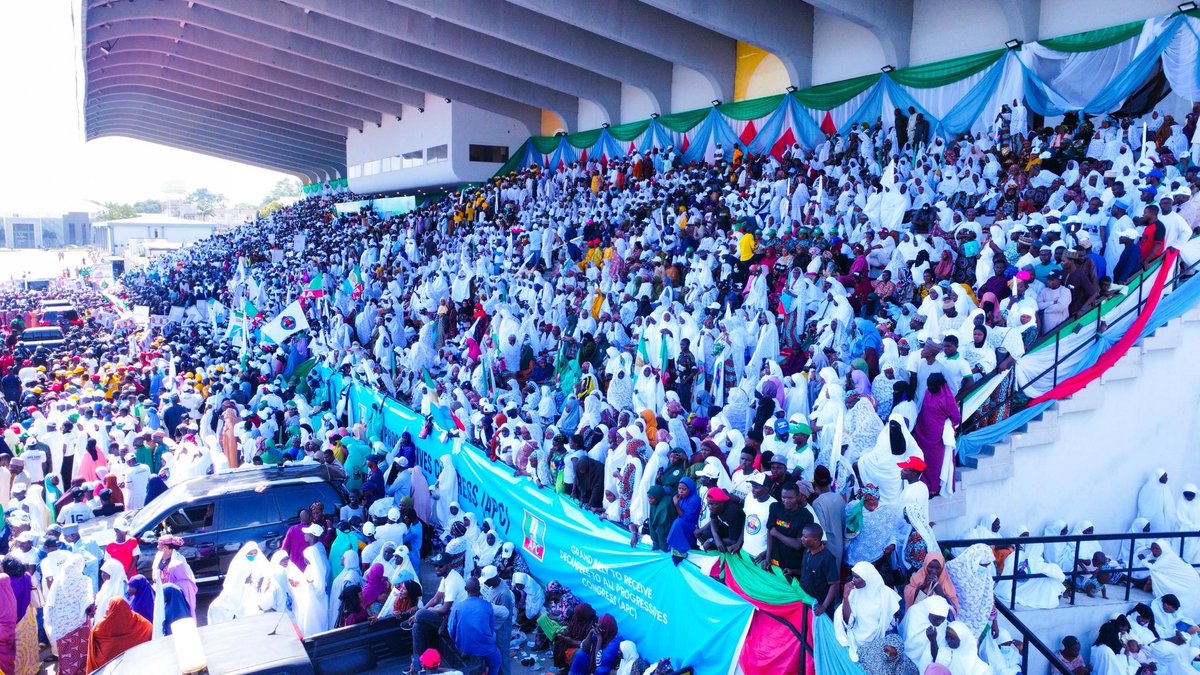These are not old pictures from the late PMB’s rally in Kaduna. They are from an APC rally today at Murtala Square where more than 50,000 decampees,  including four serving National Assembly members and their supporters, joined the party, attracted by Senator Uba Sani’s effective