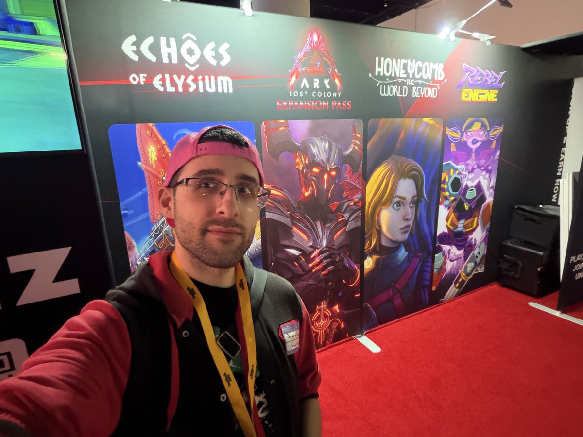 #noiz #twitchcon <a href="/NOIZgg/">Noiz 👾</a> <a href="/FrozenWayGames/">Frozen Way</a> checking out a bunch of games at the Noiz booth. Love the look of Honeycomb The World Beyond ❤️