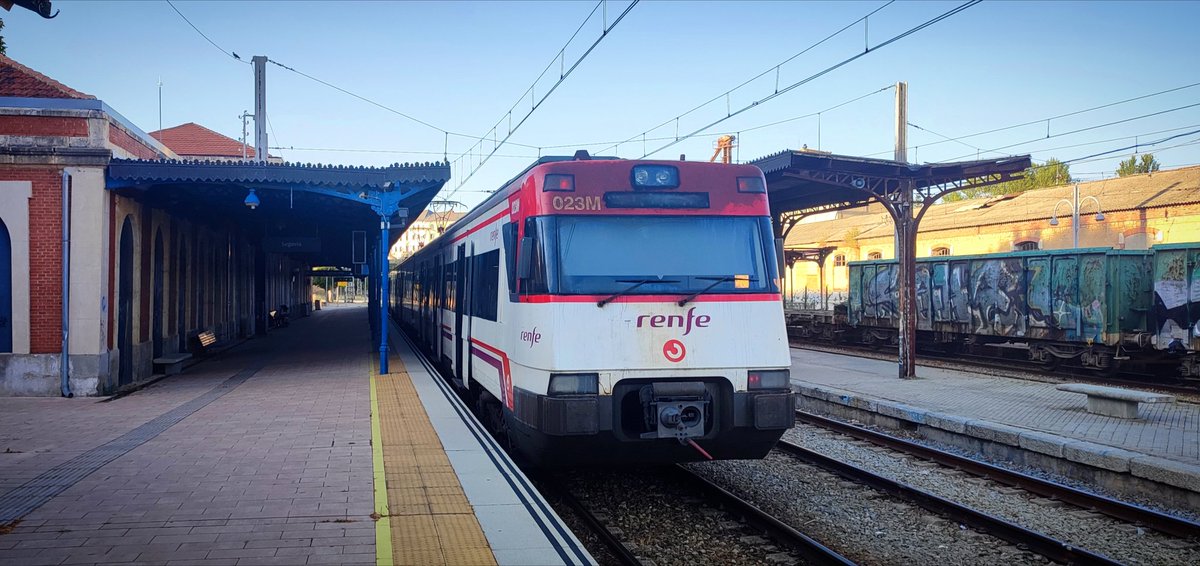 Ni soy un muchachito nuevo en la ciudad, porque Segovia me la conozco bien. Ni este es un juguetito nuevo, porque este trasto ya está para tirar.

Pero aquí estamos, con la 446.012, aprendiendo cosas nuevas.