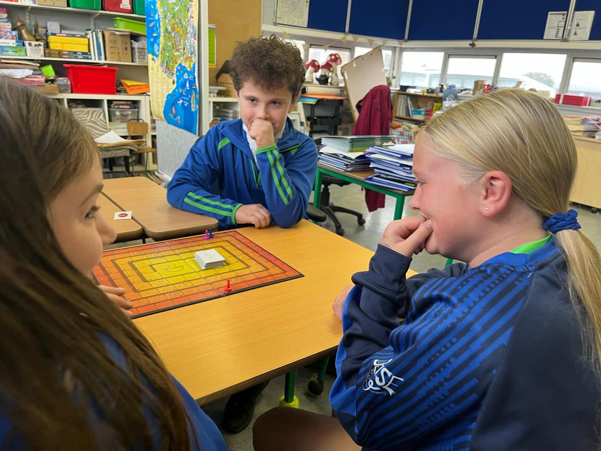 Chruthaigh na páistí i R4 'hata mata' agus d'imir R5 Plyt i rith Seachtain na Mata