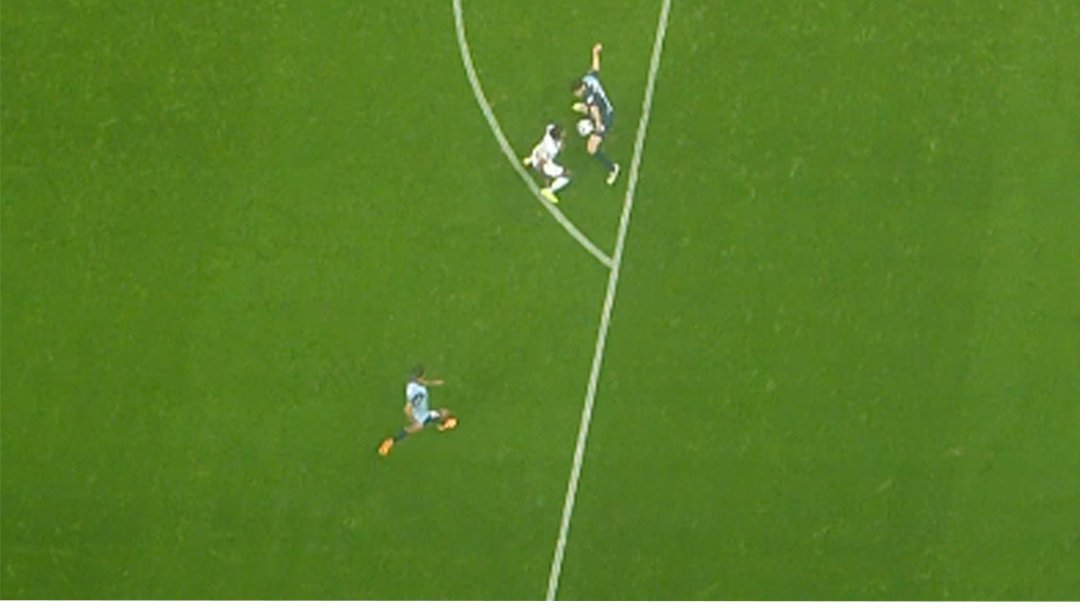 Je comprends que les arbitres refusent de porter des micros, comment tu veux justifier un truc pareil ? Et viens pas me parler d'angle de la caméra, c'est physiquement impossible qu'il la touche dans la surface.