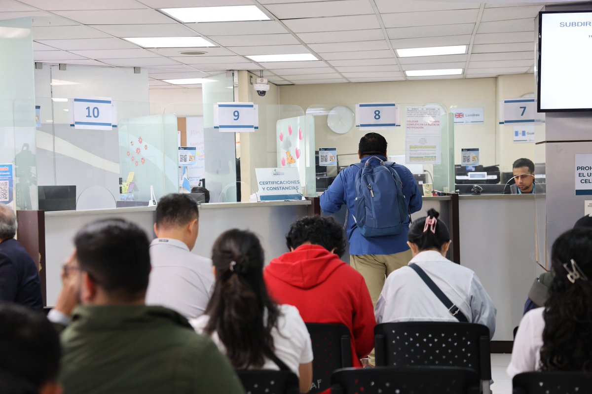 MigracionGuate's tweet image. #Extranjería | El personal del IGM brinda atención a personas extranjeras en diversos trámites migratorios, tales como visas, residencias temporales o permanentes, prórrogas de estadía y otras gestiones.

1/2🧵
