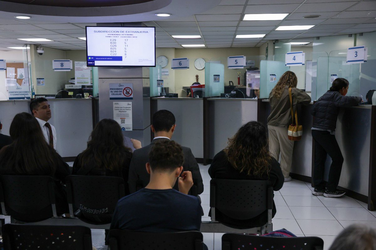 MigracionGuate's tweet image. #Extranjería | El personal del IGM brinda atención a personas extranjeras en diversos trámites migratorios, tales como visas, residencias temporales o permanentes, prórrogas de estadía y otras gestiones.

1/2🧵