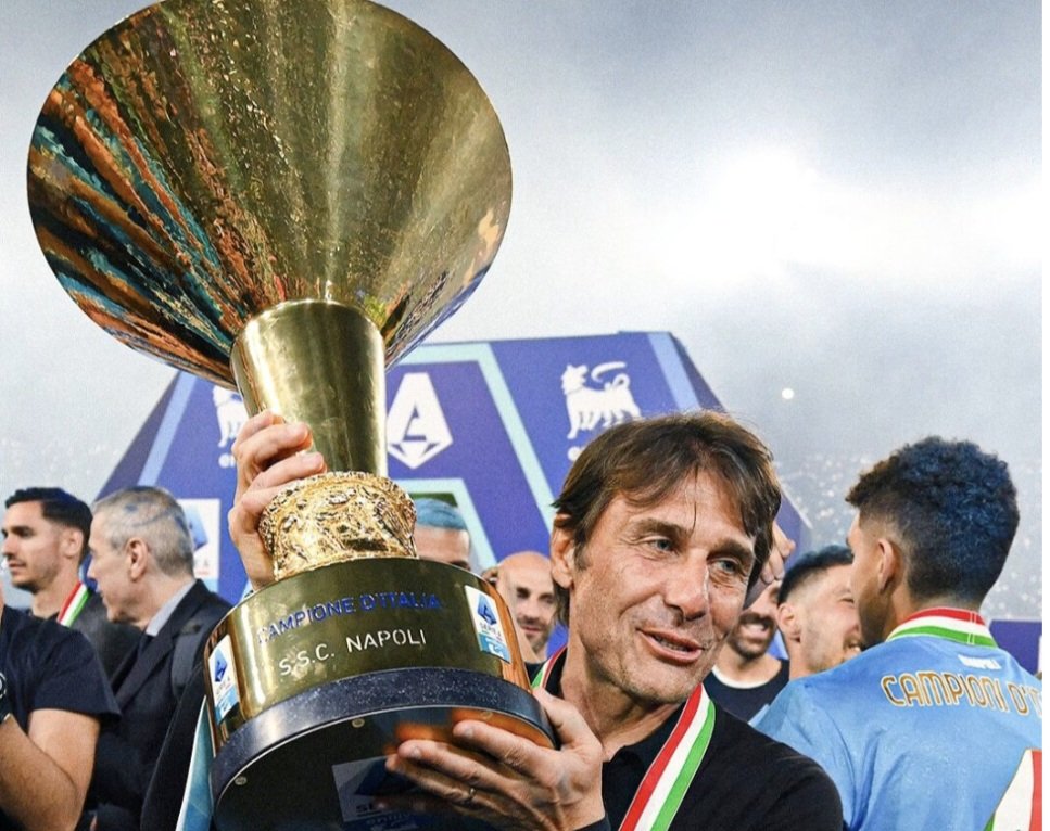 VenomSSCN's tweet photo. Troppo facile scendere dal carro oggi. Non sarà certamente la sconfitta di stasera per dimenticare cosa avete fatto per #Napoli. 

Con te mister. https://t.co/bLpj9c2AIs