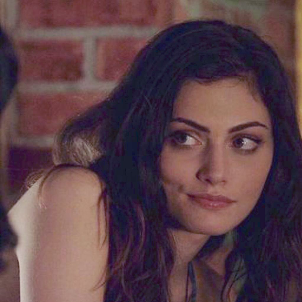 يوم لدت عينها في عيني . . اعلنت الهزيمه
وانفتن حرف القصيد فحسنها  ولا قدرها

صارت ابيات الغزل ، في وصفها دقه قديمه
ماقدرت القى من ابيات الغزل مايختصرها

عينها ساحة قتال . . وثغرها مسرح جريمه
وانا " ميت ميت " اما ف عينها ولا ثغرها .