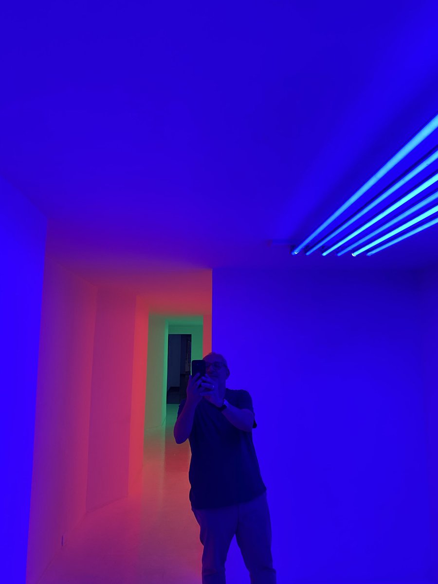EddaArmas's tweet photo. Vivir la experiencia de entrar y pasar por todos los espacios de la Sala de Cromosaturación te hace vivir emociones de piel que movilizan las ideas dentro. #carloscruzdiez
#cromosaturacion
#elpoderdelcolor https://t.co/wind1dteId