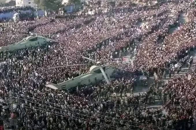 mboni_cfc's tweet photo. WORLD’S MOST CHAOTIC FUNERALS IN HISTORY
The world has witnessed numerous funerals marked by chaos, grief, and uncontrolled crowds. Below are some of the most unforgettable examples that show how emotion and national devotion can easily turn tragic.

1. Ayatollah Ruhollah Khomeini – Iran (1989)

The funeral of Ayatollah Khomeini, founder of the Islamic Republic of Iran, drew an estimated 10 million mourners, one of the largest gatherings in modern history. The crowd was so dense that the coffin was dropped several times, and at one point, the body was briefly lost amid the sea of mourners. Soldiers fired into the air to regain order as the ceremony descended into chaos. The event became a symbol of both Iran’s devotion and volatility.

2. Yasser Arafat – Palestine (2004)

When Yasser Arafat, leader of the Palestine Liberation Organization, died in 2004, his funeral spiraled into turmoil. Thousands of mourners stormed the helicopter carrying his coffin, forcing guards to fire shots in the air. The mass quickly overran the burial site, preventing the planned ceremony from taking place. Originally scheduled in Gaza, the event had to be moved to Cairo, Egypt, for safety reasons, highlighting the uncontrollable grief of his supporters.

3. Qasem Soleimani – Iran (2020)

The funeral of Major General Qasem Soleimani, who was killed in a U.S. airstrike, turned deadly in his hometown of Kerman. A stampede erupted as mourners pushed forward to view his coffin, resulting in at least 56 deaths and hundreds of injuries. Streets overflowed as millions came out to honor him, and ambulances struggled to reach victims through the crowds. It was one of the deadliest funeral disasters in recent history.

4. Princess Diana – United Kingdom (1997)

The death of Princess Diana drew a global outpouring of grief never before seen in Britain. Though not violent, the emotional intensity was overwhelming. Millions lined London’s streets, and over 2.5 billion people watched on television. Flor