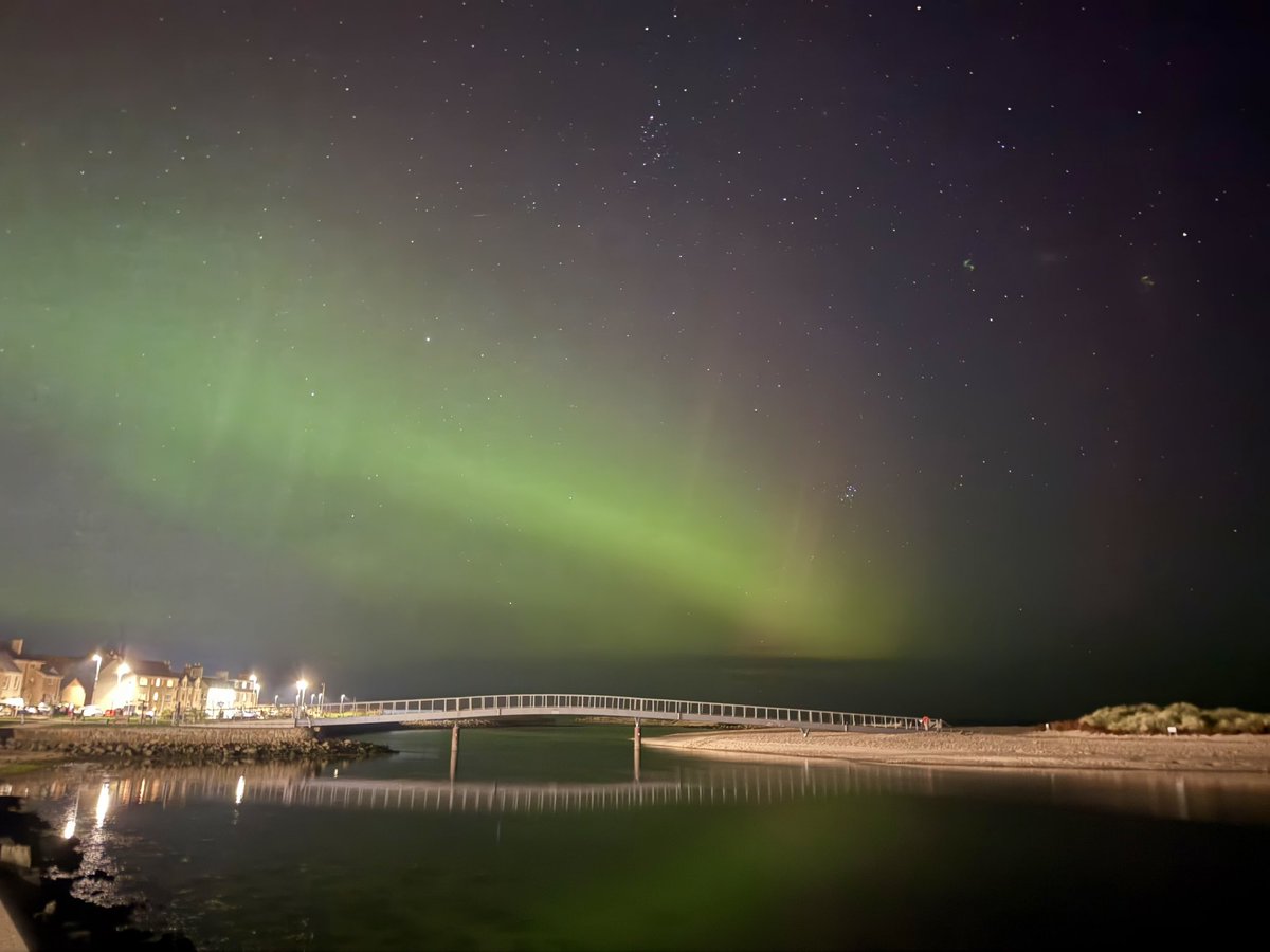 justvossi's tweet photo. Some amazing aurora activity in Lossiemouth today! 
@bbcweather @aurorawatchuk https://t.co/vYJVLKVfSw