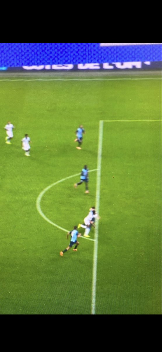 Prince_Hkk's tweet photo. @MKE_PARIS Faut mettre l’image jusqu’au dernier contact avec la main, et c’est sur une partie de la ligne. Ligne = penalty. 
Soyez normaux un peu svp https://t.co/tLApsdQ2Fq