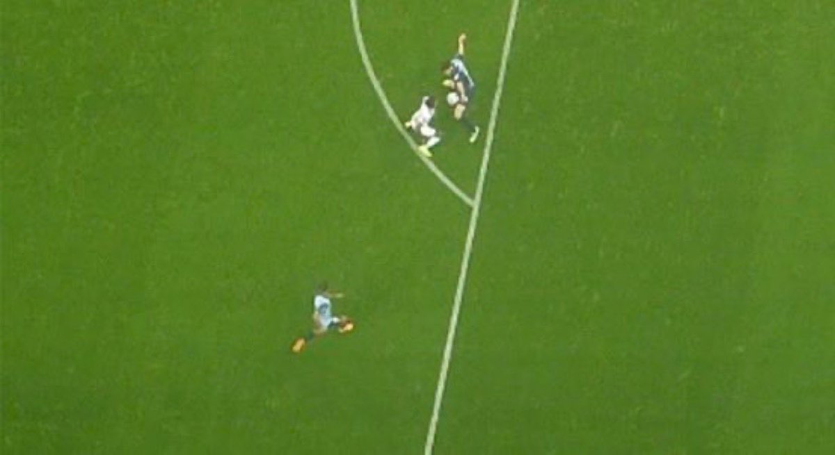 On est en 2025, y’a des mecs dans un van payés pour revisionner les images. 

Et l’arbitre arrive à siffler penalty + carton rouge sur cette main 🤡

Nan bravo <a href="/LFPfr/">Ligue de Football Professionnel</a> 👏