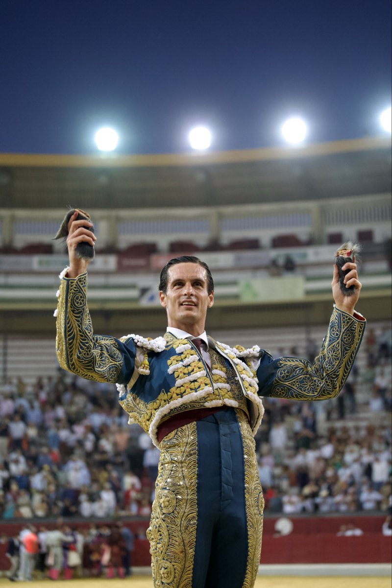 infodavidgalvan's tweet photo. ¡Mereció la pena! 

Broche de Oro a una inolvidable temporada 2025 

Jaén • Victorino Martín • Puerta Grande https://t.co/gBqRVFJZns
