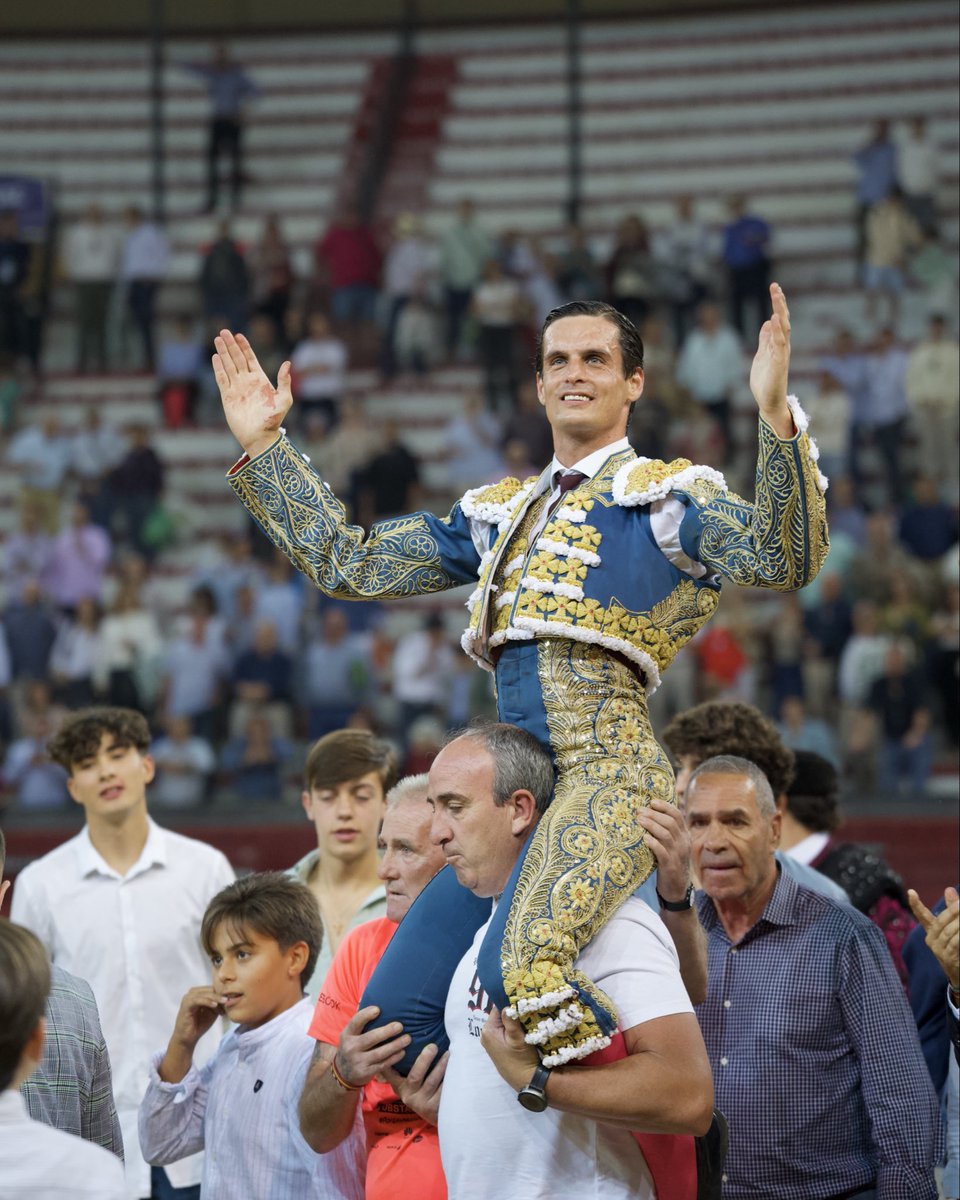 infodavidgalvan's tweet photo. ¡Mereció la pena! 

Broche de Oro a una inolvidable temporada 2025 

Jaén • Victorino Martín • Puerta Grande https://t.co/gBqRVFJZns