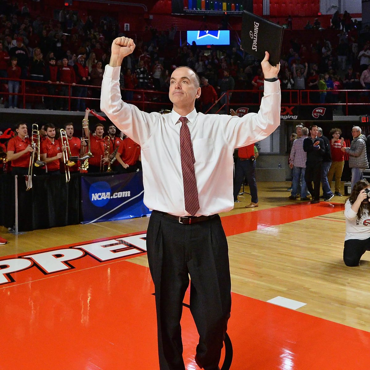 TOPPER_TALK's tweet photo. ✨ HISTORY MADE ✨

Today’s @WKUVolleyball win is the 100th CUSA regular season victory in a row. Started 10/26/2018 vs UTEP.

This is the current longest streak in the NCAA & the 3rd best EVER in @NCAAVolleyball HISTORY 📚:

145 - Florida, 1995-2004

114 - Hawaii, 1998-2006

100 - Western Kentucky, 2018-CURRENT 

99 - Western Michigan, 1982-1989

#GoTops | @WKUSports