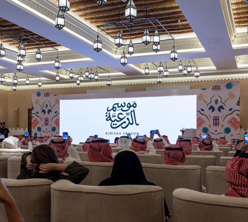 mod_sj's tweet image. يعود #موسم_الدرعية بحلة جـديـدة ✨
تحت شعار #عزك_وملفاك 🤩 
بـ 10 مواقع وفعاليات متنوعة 
ونمط مبتكر يعزز ثقافة وأصالة #الدرعية 
بقيادة أ.أحلام آل ثنيان 
كل التوفيق لـ أم سعود وفريقها 👏🏻