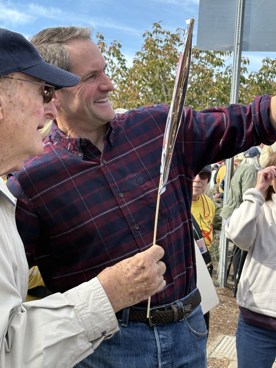 A large, peaceful, friendly crowd at today's #NoKings protest in Westport, CT. Senator Jim Himes takes a selfie with a constituent. Thank you to the everyone who turned out to fight for our #Democracy, all over the country!