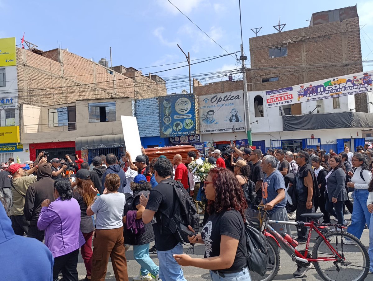 WaykaPeru's tweet photo. #Fotogalería | Amigos y ciudadanos llegan hasta San Martin de Porres para despedirse de 'Trvko'. La familia exige justicia para el joven artista de 32 años. Eduardo Mauricio Ruiz Saenz deja un un niño de 10 años en la orfandad. Según versiones oficiales y videos, habría sido asesinado por el sub oficial de tercera Luis Magallanes durante la jornada de protesta del 15 de octubre, en rechazo al régimen de Jerí y el Congreso.

Fotos: Valia Aguirre
