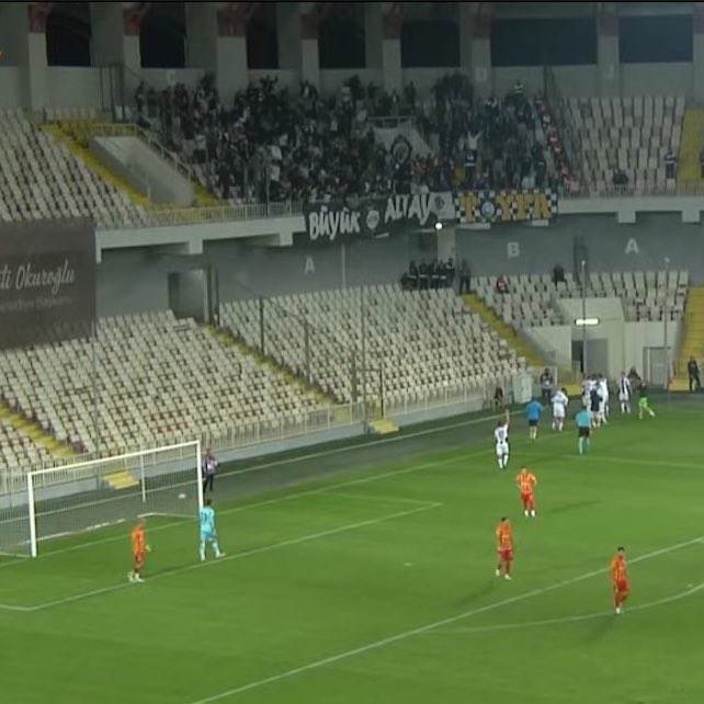 Tribünde olan kardeşlerim on numara tribün yaptılar. Herkesin emeğine sağlık. Sahada sırılsıklam olan Altay formasını da özlemişiz. Ayrıca maç sonu tribüne gelip bizle galibiyeti kutlayan Sinan Kanlı ve yönetimine teşekkür ederiz. Elif lam te elif ye Altay Altay Altay!