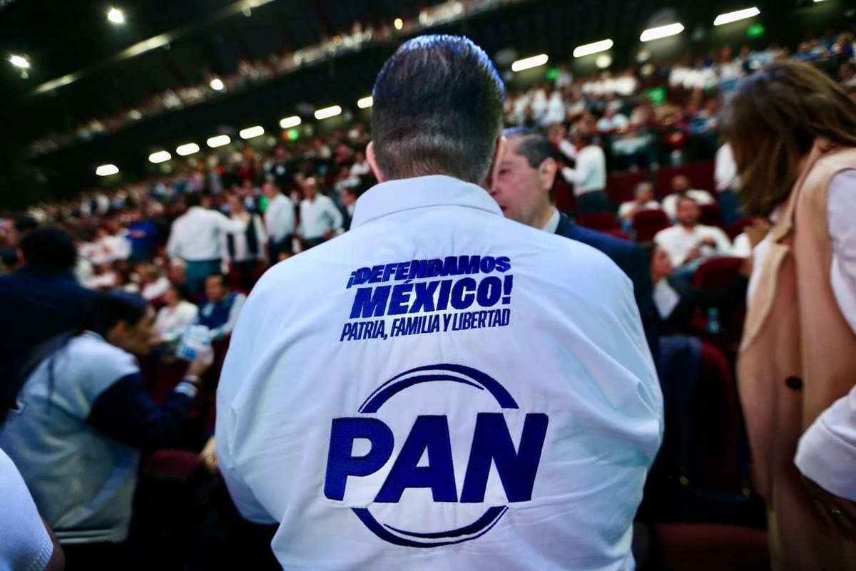 Juan_OrtizMX's tweet photo. 🗳️📌 EL "RELANZAMIENTO" DEL PAN RESUMIDO EN 10 PUNTOS

Básicamente es esto:

1. Regreso al origen: El PAN reivindicar su identidad y legado fundacional.

2. Nueva narrativa: Basada en tres ejes: defender México, la familia y la libertad.

3. Apertura total: Cualquier ciudadano podrá afiliarse al PAN con un clic, sin trámites ni filtros burocráticos.

4. Selección abierta: Candidaturas definidas por primarias abiertas, encuestas o voto panista, ya no por designaciones.

5. Relevo generacional: Se impulsará a una nueva generación juvenil como rostro y voz del partido.

6. Escucha ciudadana: Uso de tecnología para conocer directamente las demandas sociales y definir la agenda del partido.

7. Defensa institucional: El PAN se declara como "alternativa" frente a lo que califica como un régimen autoritario.

8. Fin de alianzas partidistas: “Punto final” a las coaliciones con otros partidos; el PAN apostará por sí mismo.

9. Presumir gobiernos: Se destacarán resultados de gobiernos panistas en seguridad, economía y servicios.

10. Compromiso "hasta la últimas consecuencias": Romero afirmó que los panistas deben estar dispuestos a “dar la vida” por la patria, la familia y la libertad.

¿Eso les bastará para obtener apoyo del electorado?