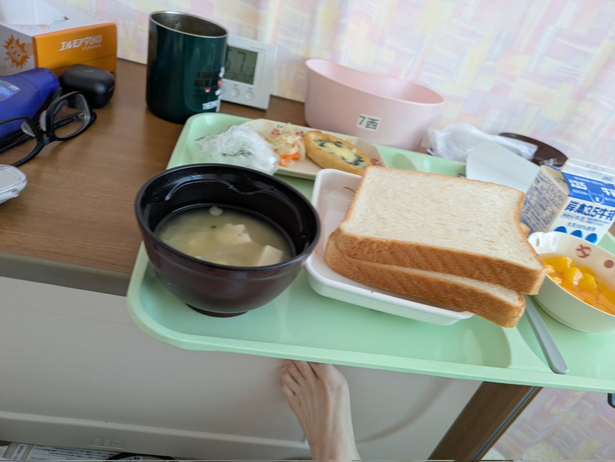 さめち！
お味噌汁と…パン？