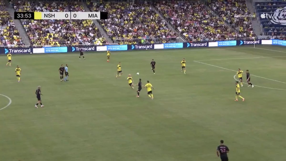 كيف اقنعك ان ميسي بدأ فكرة الهدف من هنا وتحت رقابة لاعبين الوسط .. وسجل من خارج المنطقة!

ما يشوف أحد .. ⚽️

👑