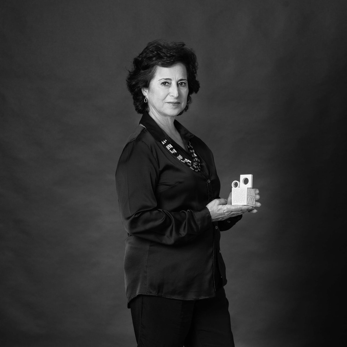 Muy contenta de formar parte del Proyecto artístico #Pasajeras de María Antonia García de la Vega. ¡GRACIAS! Fotógrafa estupenda... también una persona genial. Como véis, sus retratos son magníficos. 
En las manos llevo mi escultura titulada "Cuadratura del círculo".